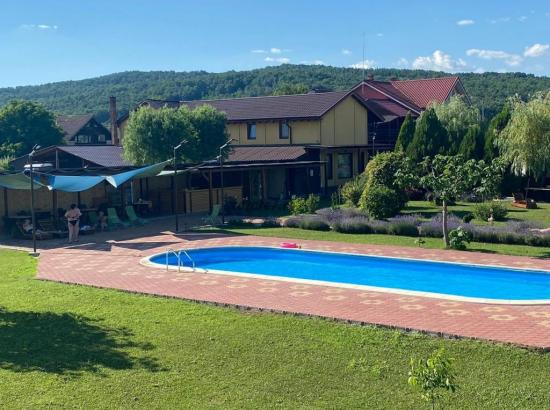 Galerie poze Vacanță de vis la Pensiunea Angela din Balata: Descoperă farmecul și legenda județului Hunedoara