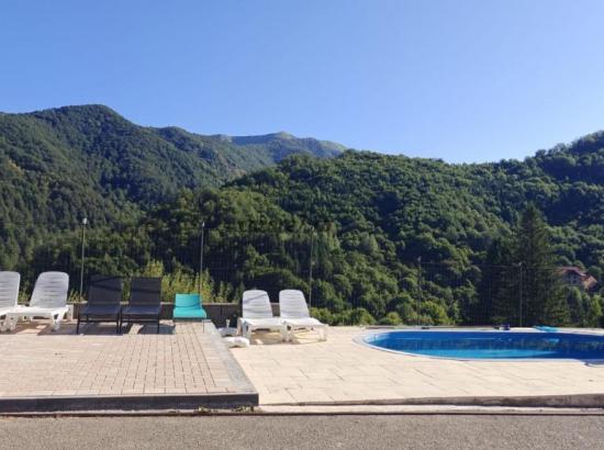 Escapade în Inima Naturii: Ghid de Vacanță la Pensiunea Apuseni din Pietroasa