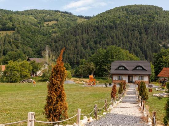 Relaxare cu parfum de epocă și vedere la munte: Descoperă Pensiunea Old Cottage din Bran
