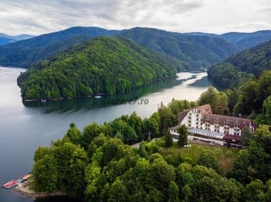 Evadare în mijlocul naturii: De ce Hotelul Valea cu Pești din Arefu este destinația ideală pentru un sejur de neuitat