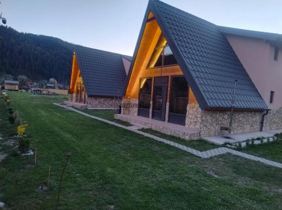 Refugiu Modern în Inima Munților: Cazare la Cabana Aframe Emali din Poiana Teiului