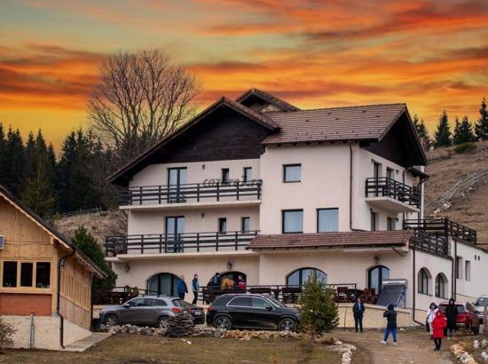 Evadare la înălțime: De ce Pensiunea La Rocca din Fundata trebuie să fie următoarea ta destinație