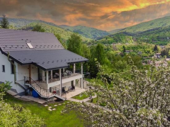 ​Refugiu de Poveste în Valea Doftanei: Descoperă Infinity View Chalet din Teșila