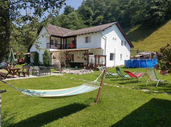 Escapadă la Munte în Moieciu de Jos: Relaxare și Natură la Casa Moni