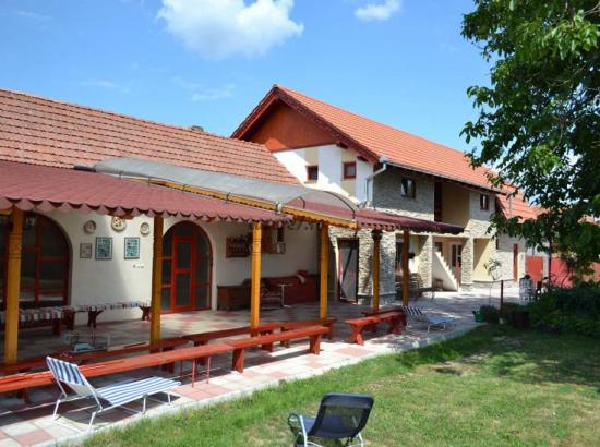 Descoperă Județul Hunedoara: Odihnă și Tradiție la Pensiunea Bukovina din Cristur