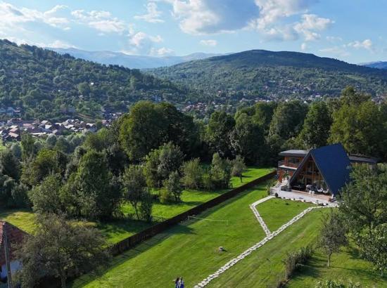 Experiență A-Frame de Poveste în Valea Doftanei: Cazare la Căsuța Lui Filip din Teșila
