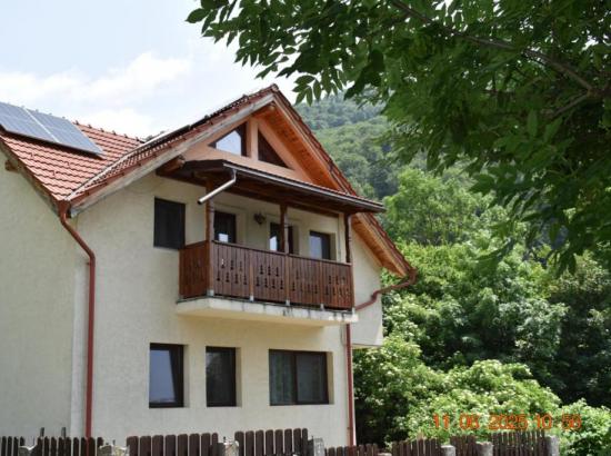 Casa CAPRA CU TREI IEZI