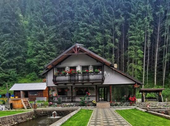 Cabana la Poalele Giumalăului